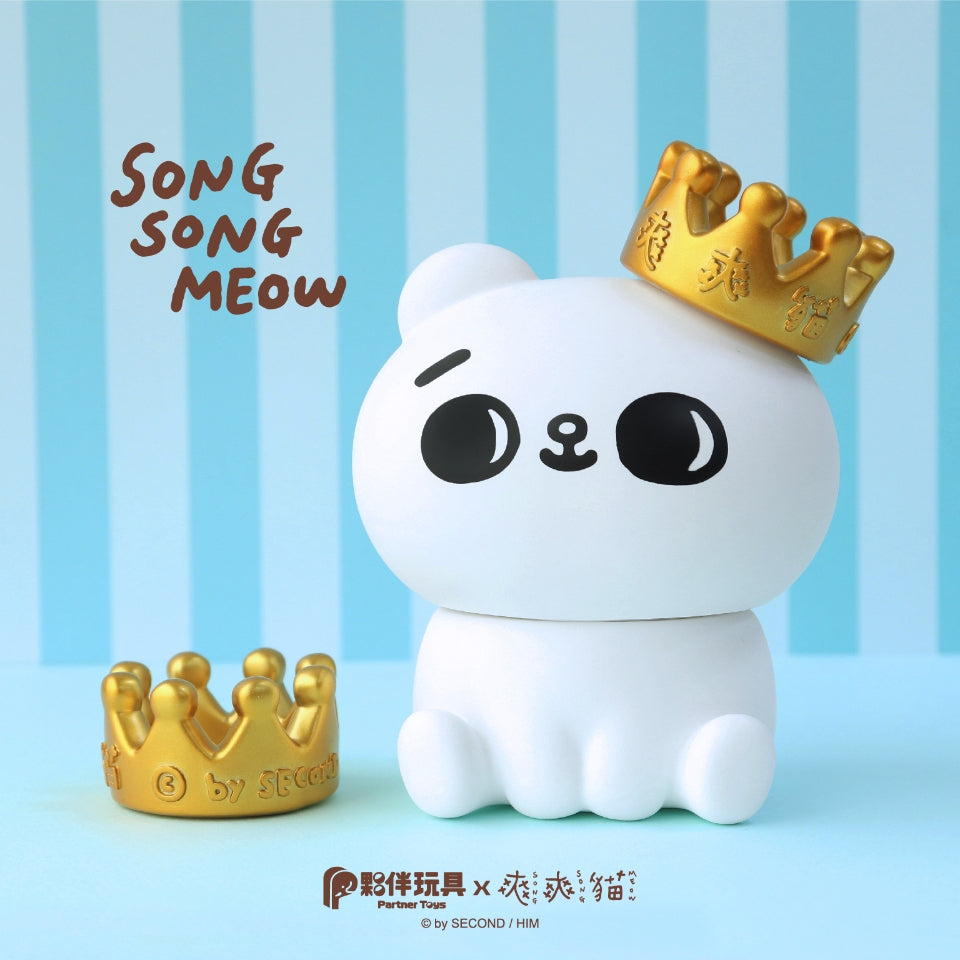 A whimsical SONG SONG MEOW toy bear adorned with a gold crown, crafted from soft vinyl material. Preorder - Ships June 2024. Dimensions: 9cm x 7cm x 11cm, crown: 4cm x 4cm x 2.5cm.