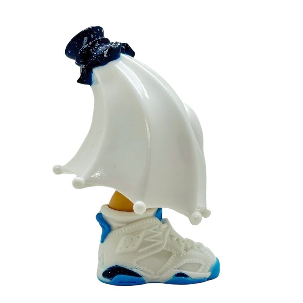 Kick Specter - white by MARK's: A 12.5cm vinyl figure with a hidden head under a white umbrella cloak, wearing high-top sneakers.