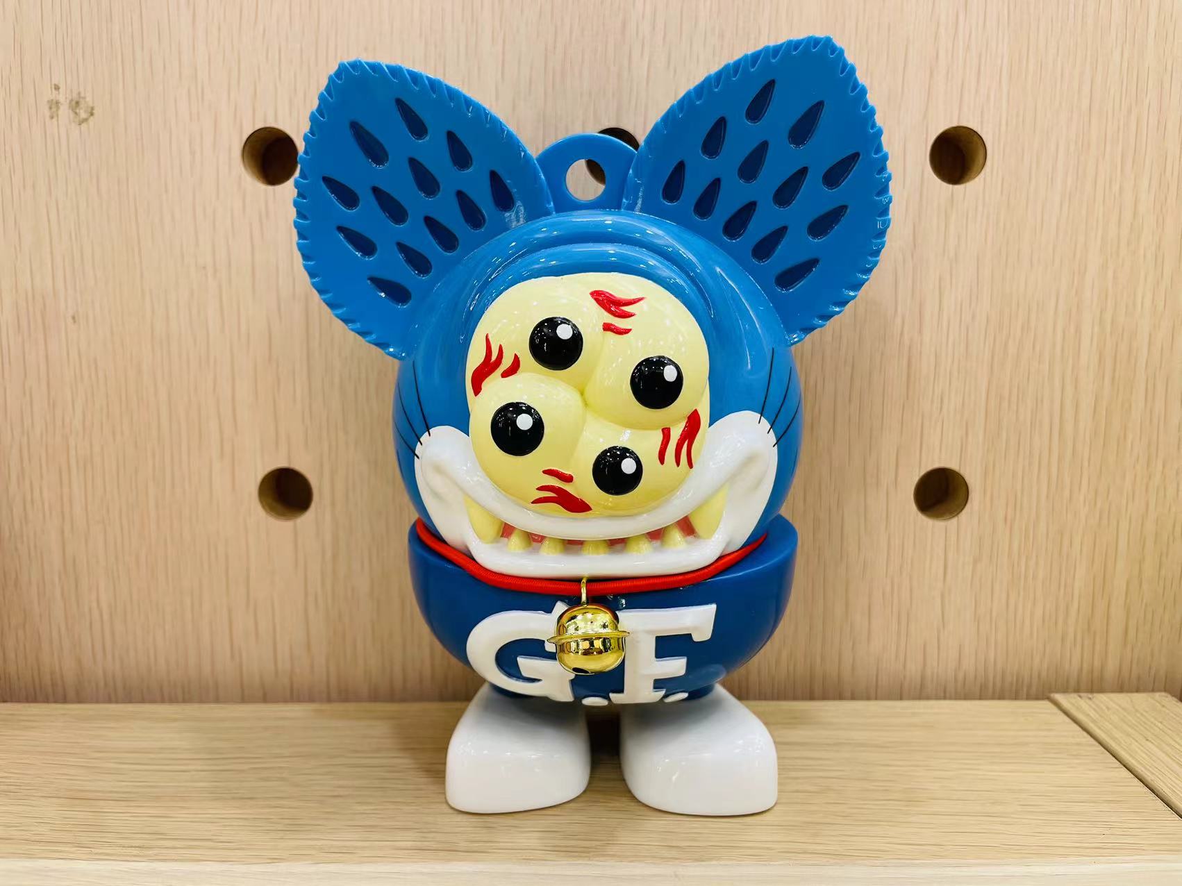 Slingshot DX Krazy Eyes, an 18cm soft vinyl stuffed toy with distinct cartoon features, suitable for collectors and enthusiasts of unique art toys.