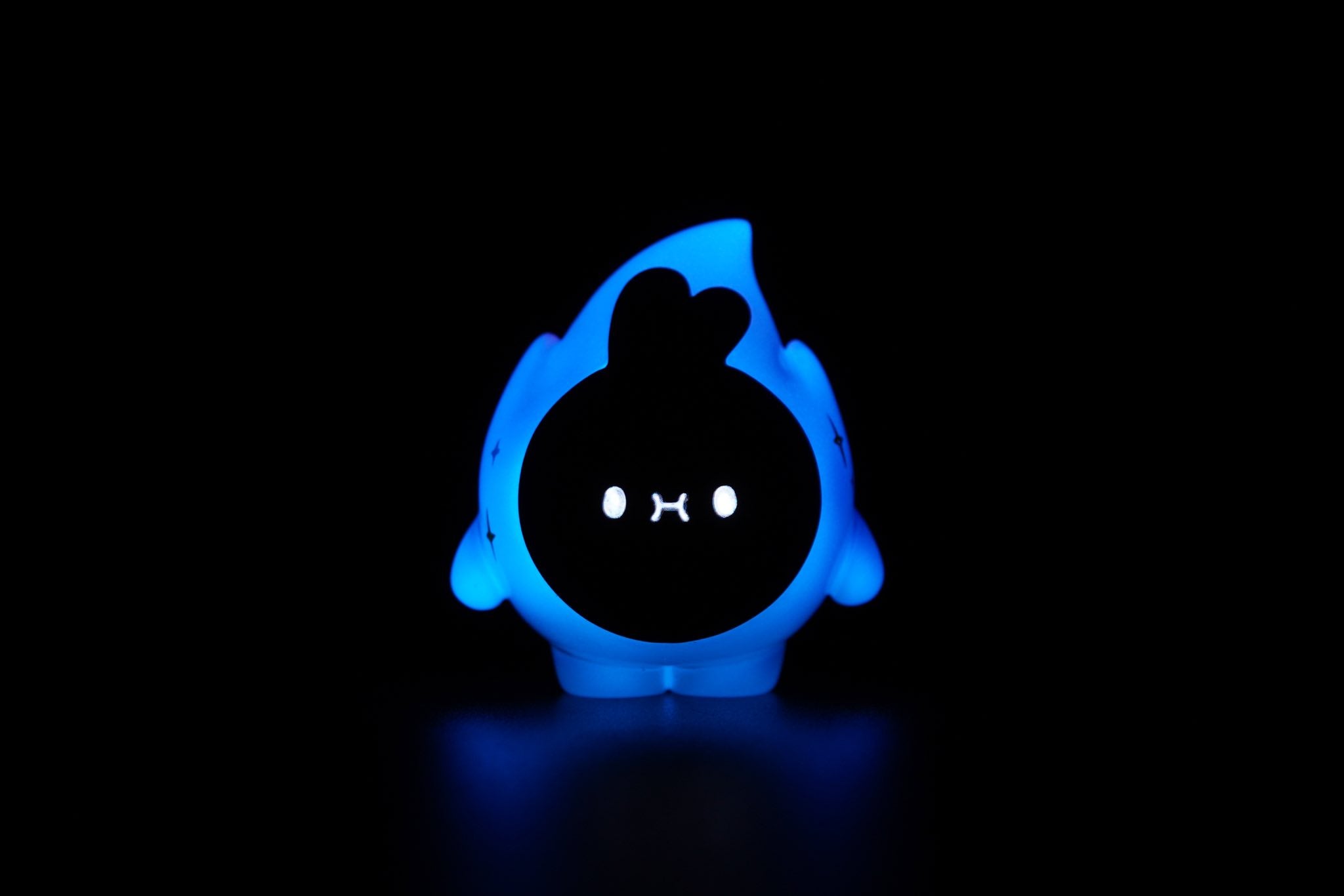FLAEW Shooting Star by MUPA x Ngaew Ngaew, a 7cm resin toy with a face, featuring two black circles, offering a 20% chance for a secret version.