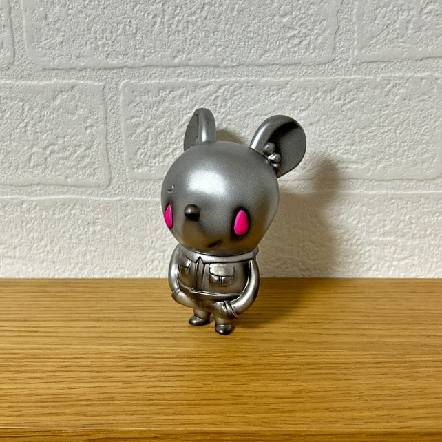 Mouse Chuchukaku Iron by Chishima Konosuke: a 95mm metallic silver vinyl figurine with pink cheek markings, wearing a jacket, displayed on a shelf.