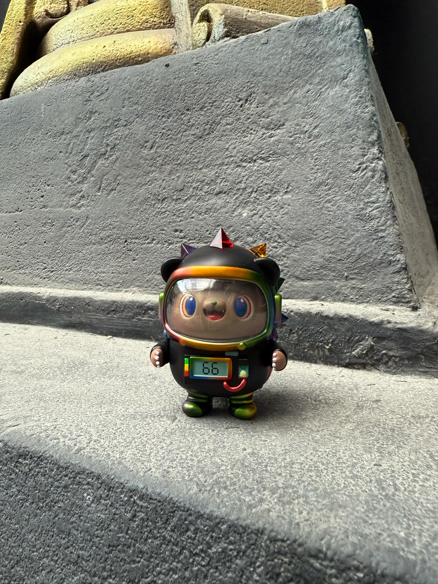 Space Hogkey Rainbow ver., a 9cm resin art toy, features a unique design, reflecting Strangecat Toys' eclectic collection.
