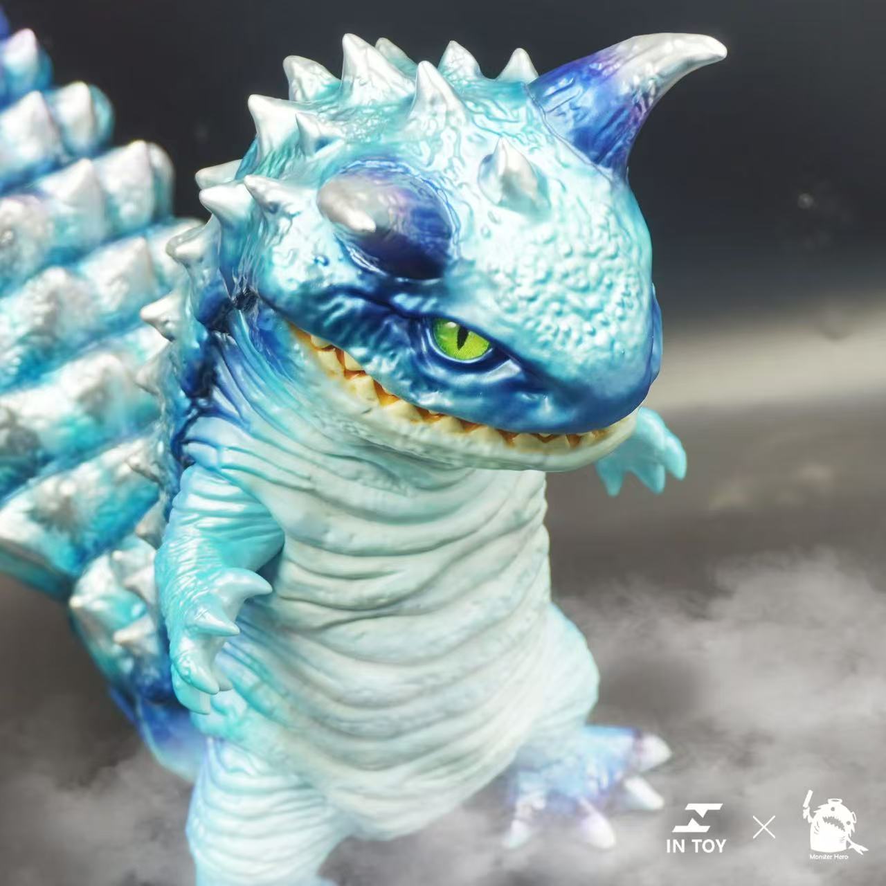 Gecko Super Beast - cerulean.Ver, a spiky blue-and-white kaiju-style vinyl figure with movable parts, from the IN TOY × Monster Hero collaboration.